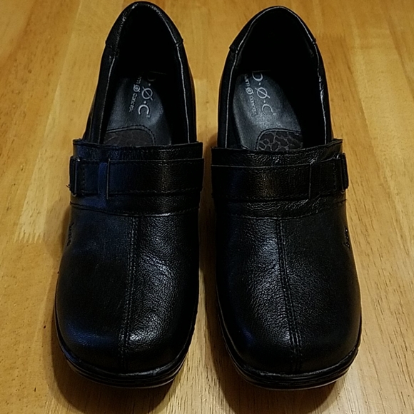 burgundy heels outfit